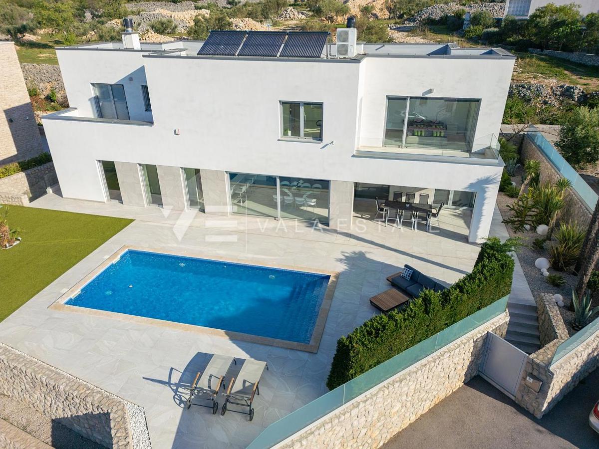 LUKSUZNA VILA Z BAZENOM IN POGLEDOM NA MORJE