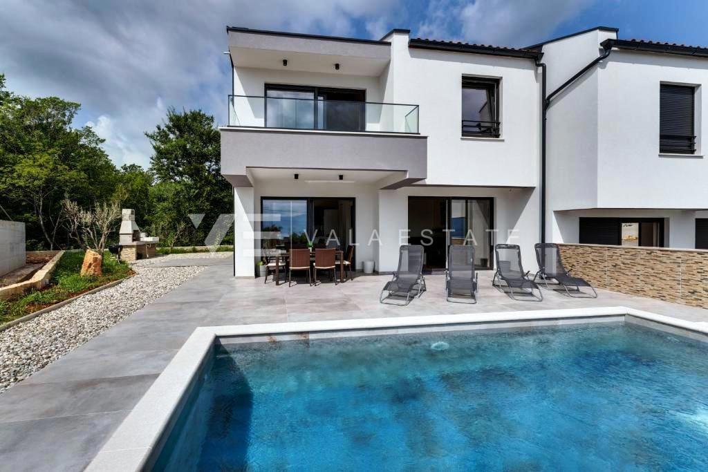 NOVA DVOJNA HIŠA Z BAZENOM IN POGLEDOM NA MORJE