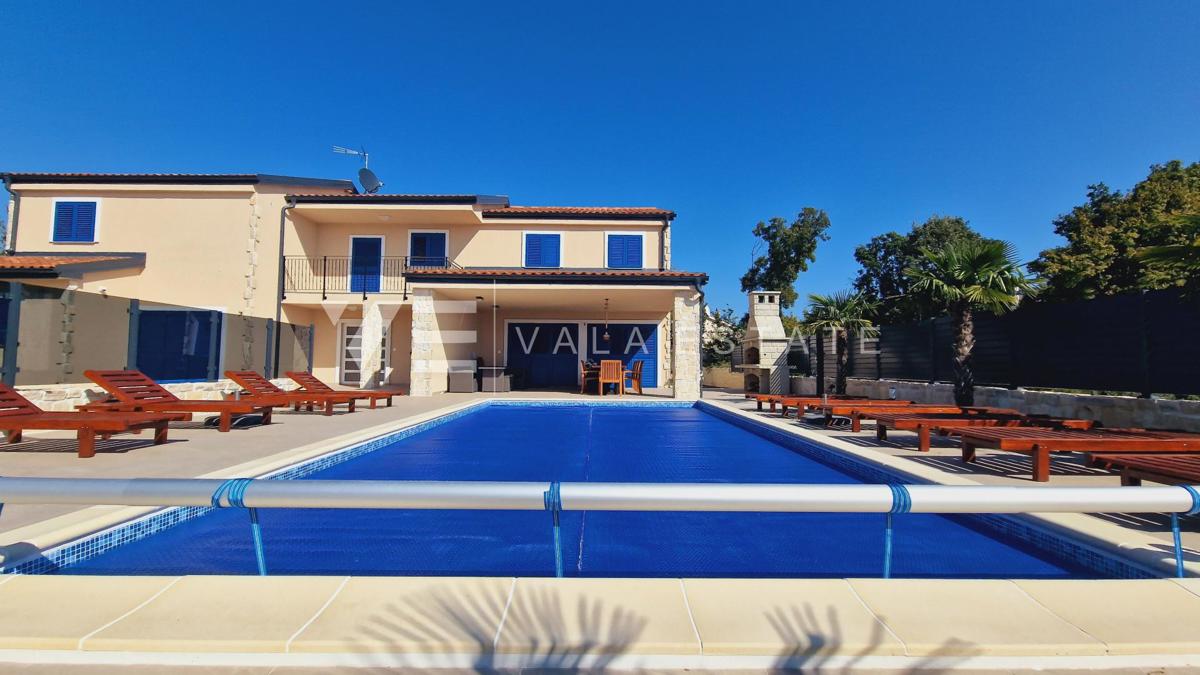 VILA Z BAZENOM NA MIRNI LOKACIJI