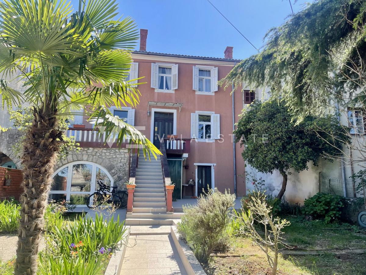 OBNOVLJENA KAMNITA HIŠA Z POGLEDOM NA MORJE