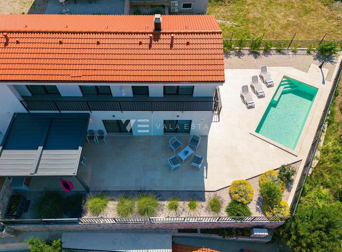 NOVA URBANA VILA Z BAZENOM IN PANORAMSKIM POGLEDOM NA MORJE