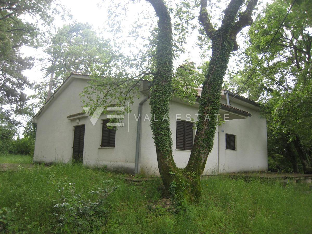 SAMOSTOJNA HIŠA Z VRTOM VELIKOSTI 2900 M2