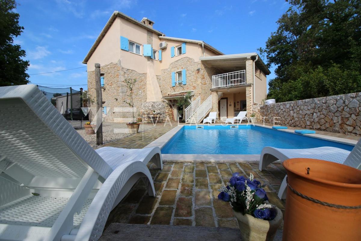 Lepa kamnita villa sa bazenom