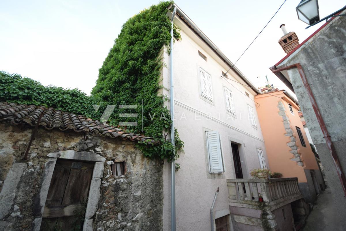 OTOK KRK - STARA KAMENA HIŠA ZA PRILAGODITEV NA MIRNI LOKACIJI