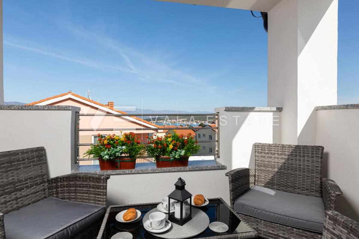 NOVO OPREMLJENI APARTMA S POGLEDOM NA MORJE