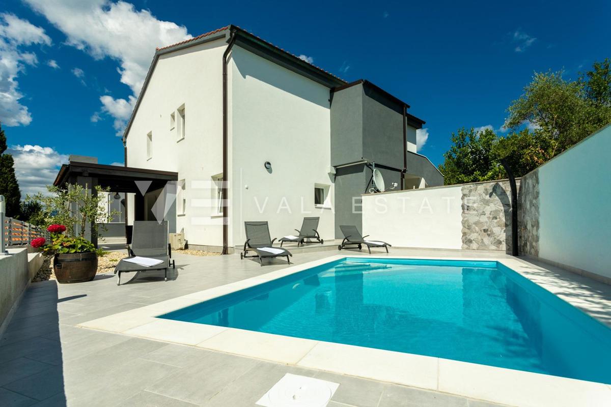 HIŠA S TRIMI OPREMLJENIH APARTMAJI LE 100 METROV OD MORJA