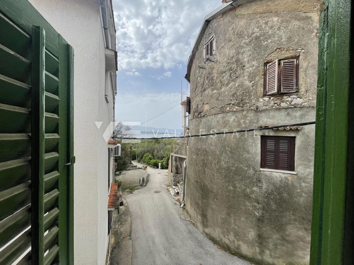 KAMNITA HIŠA V VRSTI ZA OBNOVO NA MIRNI LOKACIJI