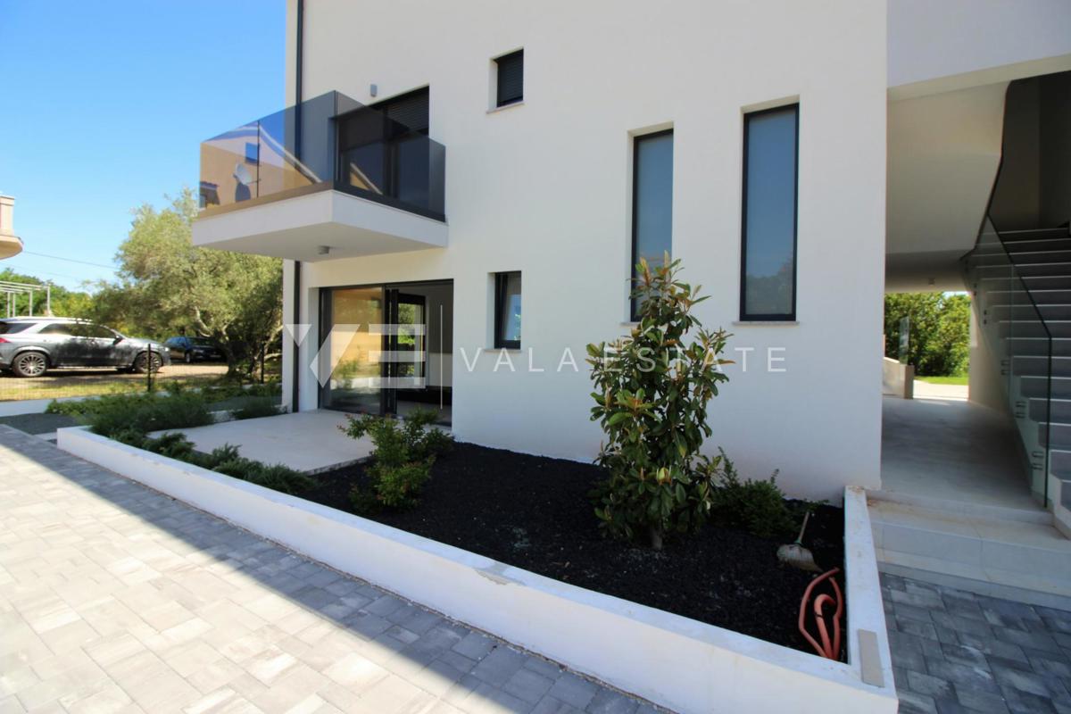 EKSKLUZIVNI DVONADSTROPNI APARTMA Z BAZENOM V BLIŽINI PLAŽE