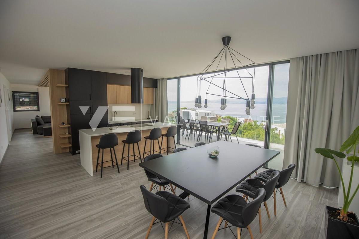 LUKSUZNI PENTHOUSE SA POGLEDOM NA MORJE V ODLIČNO LOKACIJO