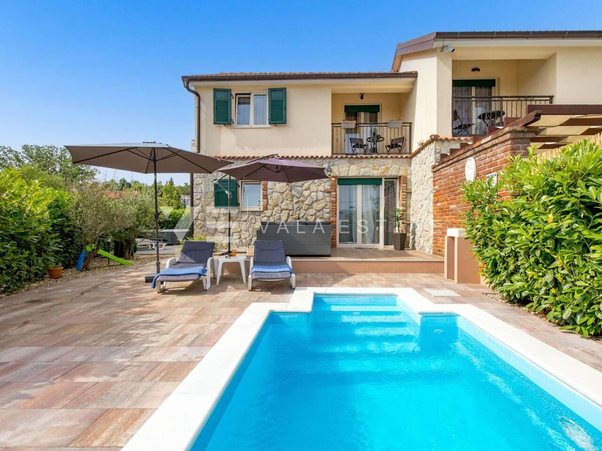 SREDOZEMSKA SAMOSTOJNA HIŠA Z BAZENOM NA MIRNI LOKACIJI
