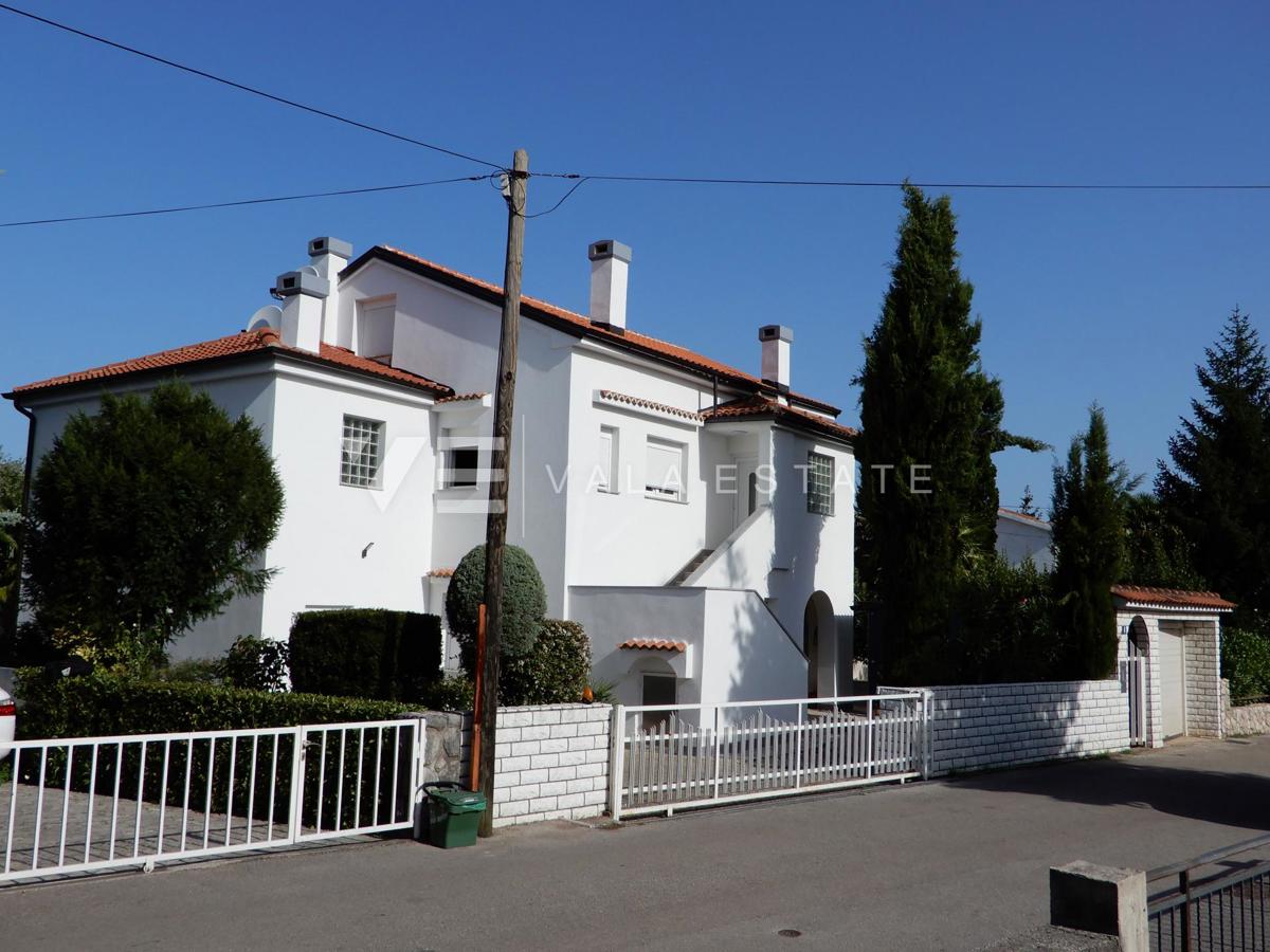 DVOJNA HIŠA S ŠTIRIMI APARTMAJI IN POGLEDOM NA MORJE