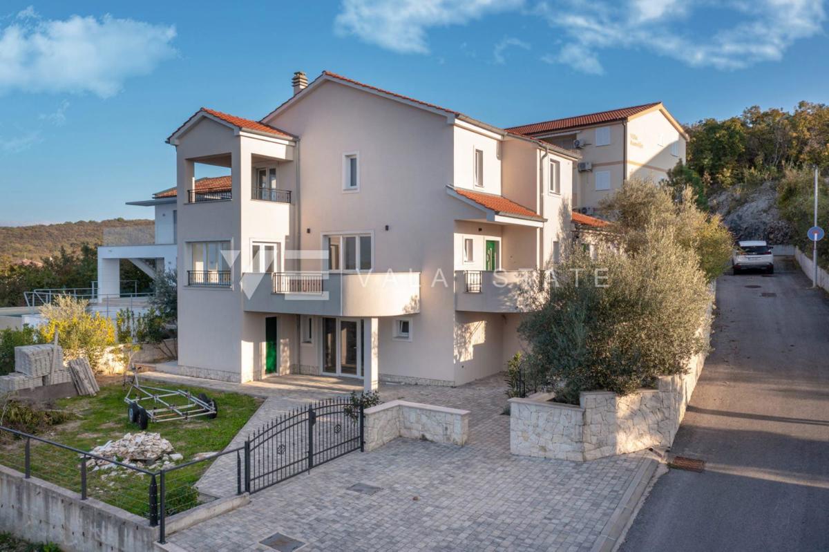 NOVA MEDITERANSKA HIŠA S TREMI APARTMAJI IN ODPRTIM POGLEDOM NA MORJE