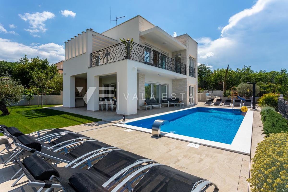 ELEGANTNA MODERNA VILA Z BAZENOM IN POGLEDOM NA MORJE
