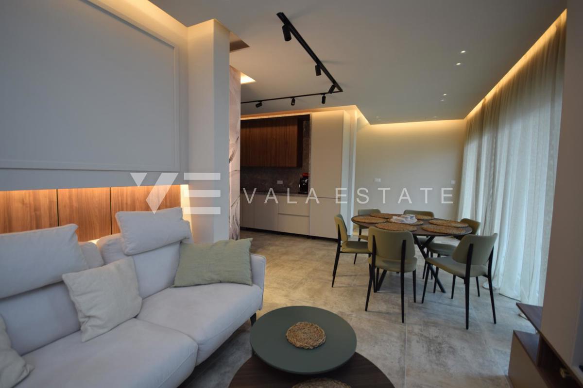 NOVI VRHUNSKO OPREMLJEN DVOETAŽNI APARTMA Z BAZENOM