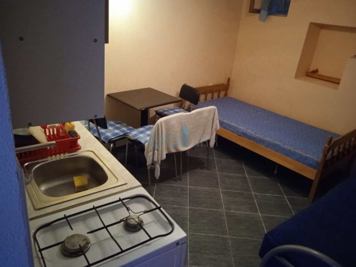 Vrbnik, otok Krk, obnovljena kamnita hiša v samem starem jedru mesta z razgledom na morje