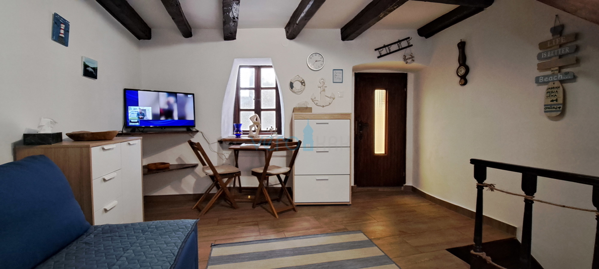 Otok Krk, Omišalj, očarljiva vrstna hiša v starem mestnem jedru, razgled, prodaja