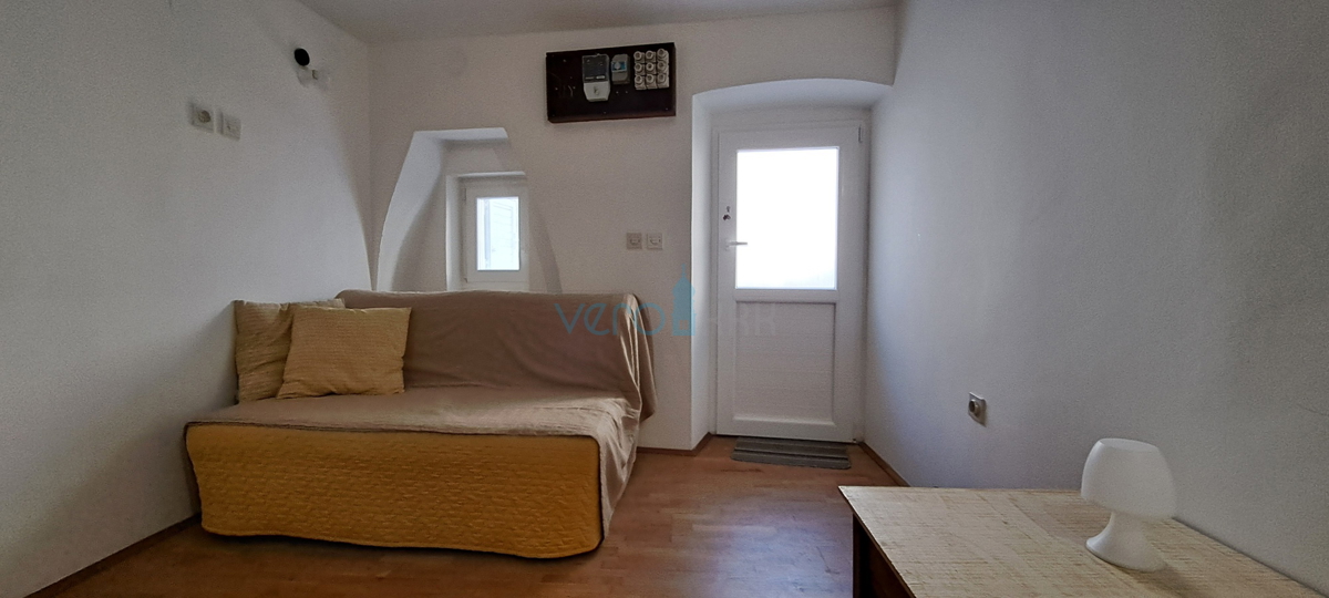 Omišalj, otok Krk, avtohtona kamnita hiša v nizu, terasa, prodaja