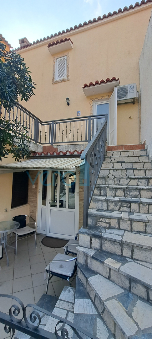 Omišalj, središče, kamnita hiša v vrsti 130 m2, terasa, parkirišče, prodaja