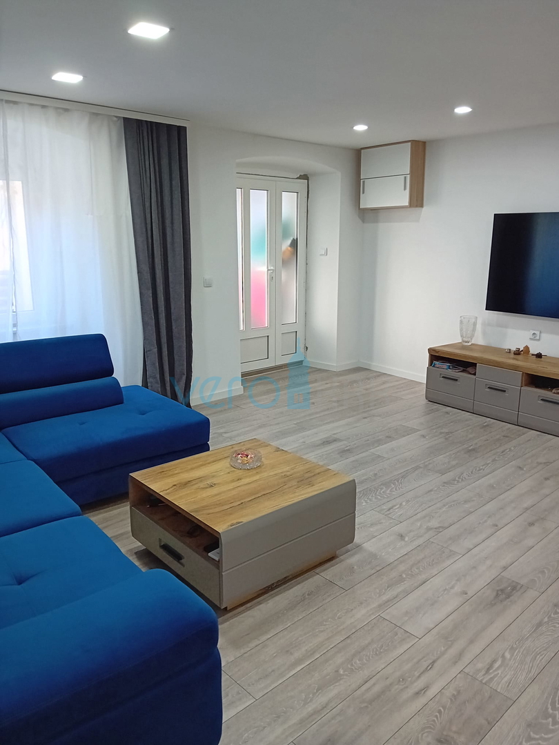 Omišalj, otok Krk, zgodovinsko središče, kamnita hiša v nizu z vrtom, prodamo