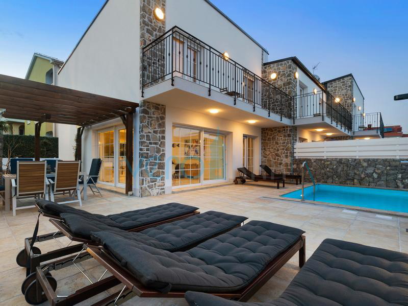 Otok Krk, mesto Krk, bližnja okolica, kompleks treh vil v vrsti z bazeni na odlični lokaciji, pogled na morje, prodaja