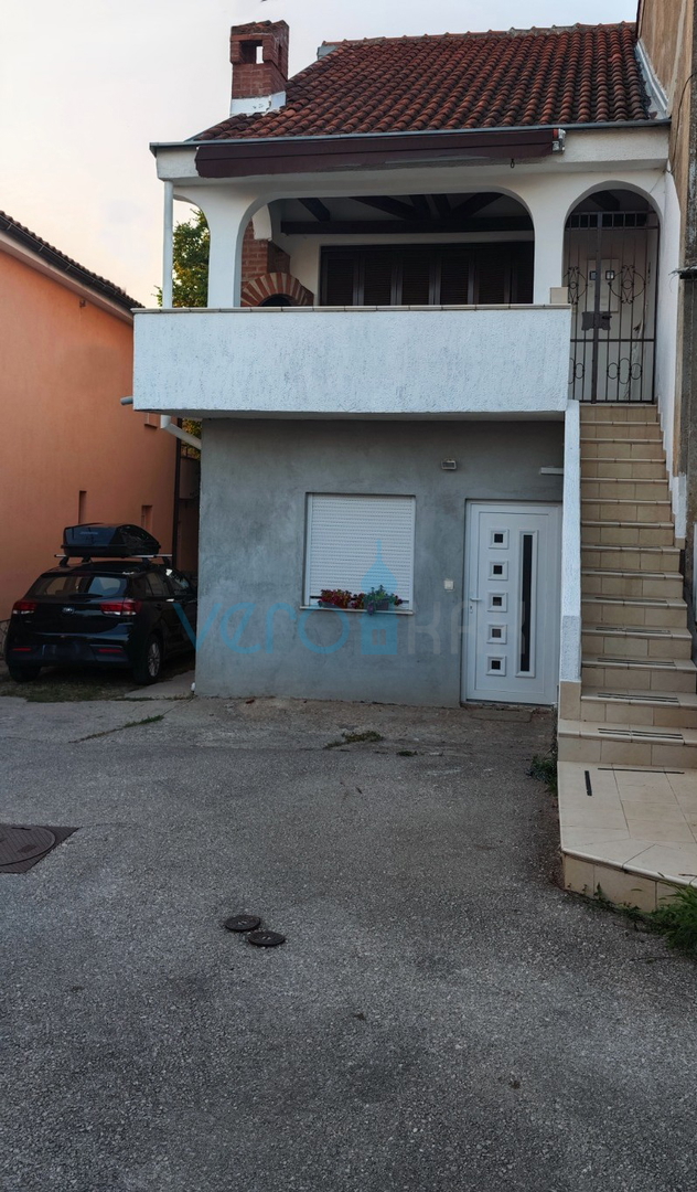 Omišalj, otok Krk, dvojna kamnita hiša z 2 ločenima apartmajema, terasa, parkirišče, prodaja