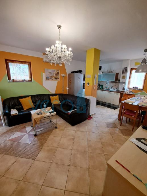 Krk, okolica, trisobni pritlični apartma na mirni lokaciji 750m od plaže, prodamo