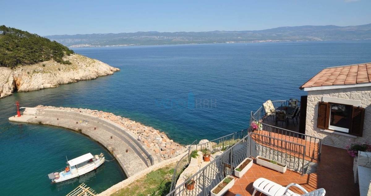 Vrbnik, otok Krk, unikatna hiša na skali nad morjem